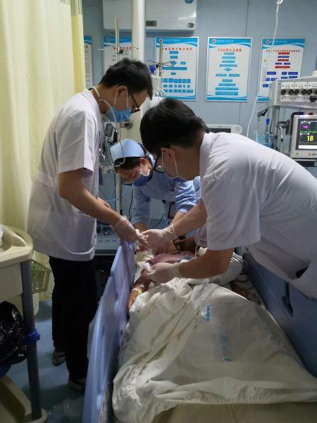 【中国新闻网】南昌大学第二附属医院急诊抢救室惊心动魄的生死瞬间