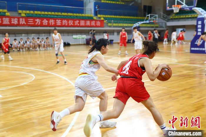 签约仪式后，现场还举行了江西省U22和U18篮球友谊赛。 刘占昆 摄