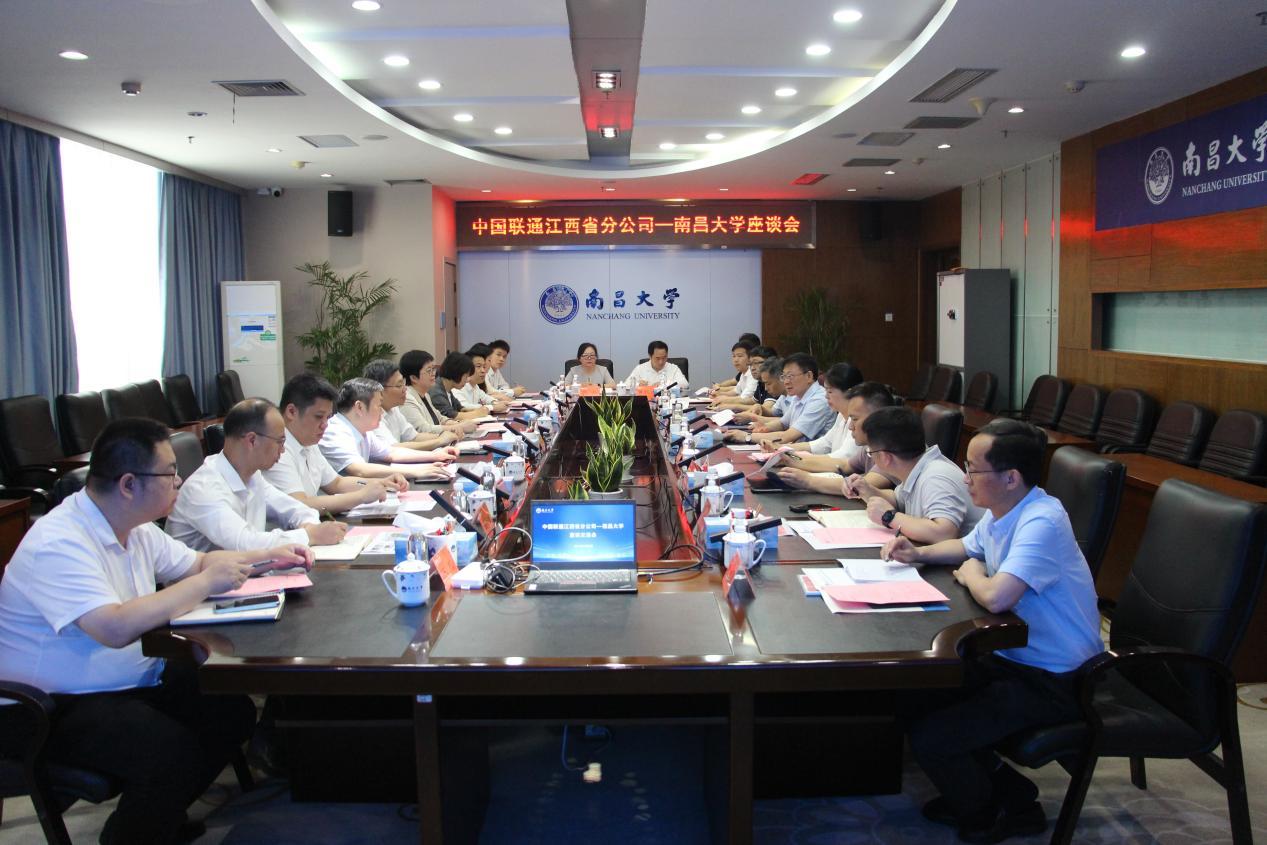 中国联通江西省分公司党委书记、总经理张伟一行来校座谈交流