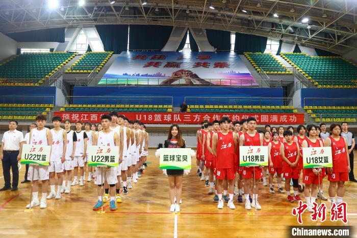 江西省体育局、南昌大学、南昌市政府组建的江西省U22男篮、U22女篮、U18男篮、U18女篮等队伍。 刘占昆 摄