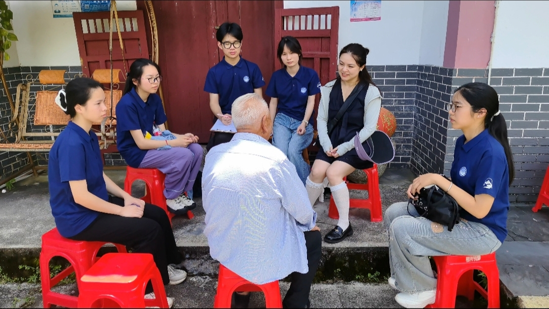 实践队员与老师拜访神山村老书记.png 实践队员与老师拜访神山村老书记.png