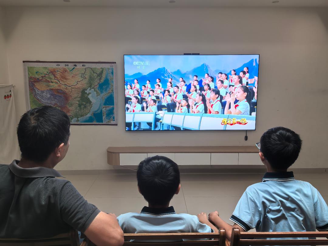 育新学校学生正在观看《开学第一课》2.jpg 育新学校学生正在观看《开学第一课》2.jpg