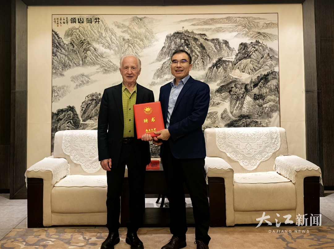 南昌大学校长陈晔光为Mario R. Capecch颁发南昌大学荣誉教授聘书.png